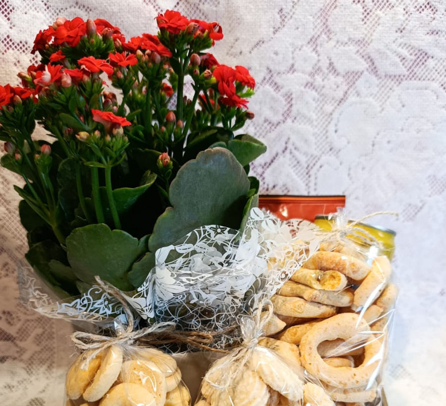 Cesta com flores e café